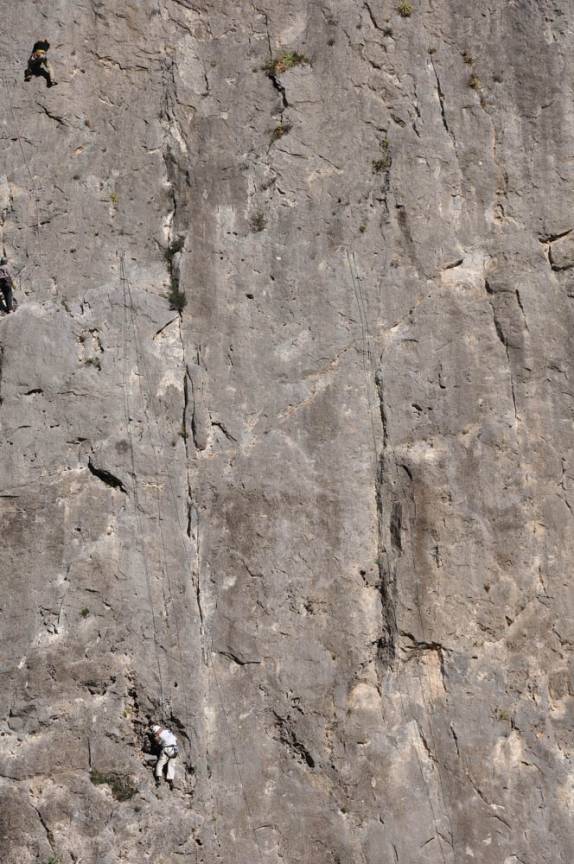 Escalador enfrenta os paredões de Potrero Chico, no nordeste do México